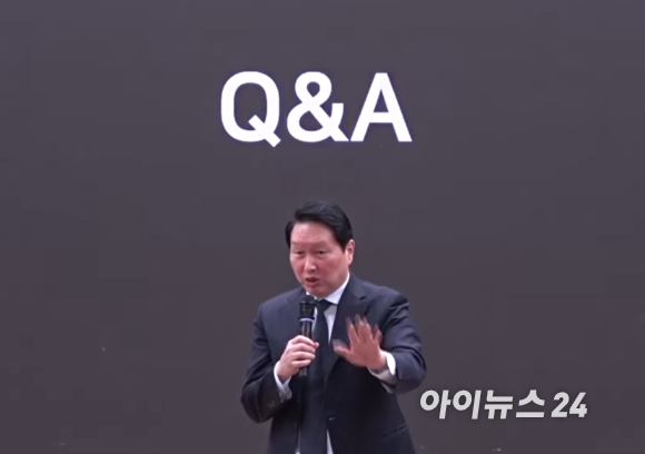 최태원 SK그룹 회장이 28일 국회 의원회관에서 열린 한중의원연맹 세미나에서 특별 강연을 마치고 질의응답을 받고 있다. [사진=박지은 기자]