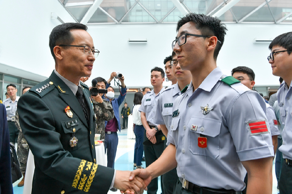 박정환 육군참모총장이 22일 오후 KAIST에서 열린 육군미래혁신연구센터 개소식에서 군사과학기술병을 격려하고 있다. [사진=육군]