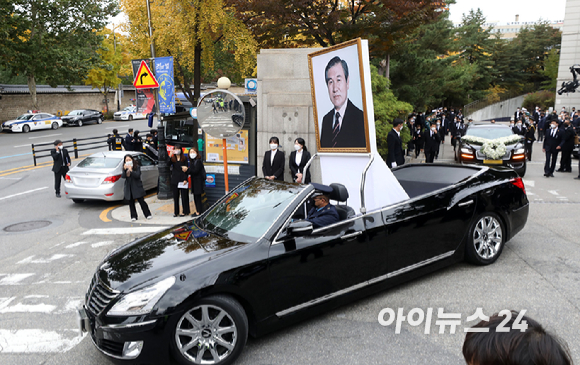 30일 오전 서울 종로구 서울대병원 장례식장에서 발인을 마친 고 노태우 전 대통령의 운구행렬이 노제가 열리는 자택으로 향하고 있다.[사진=사진공동취재단]