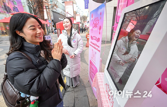 문화체육관광부와 한국방문의해위원회가 외국인의 방한 관광과 소비를 촉진하기 위한 쇼핑관광축제 '2026 코리아그랜드세일'을 내년 2월 22일까지 개최한다. 17일 서울 명동 에잇세컨즈 매장에서 외국인 관광객이 케이팝데몬헌터즈 협업 상품을 살펴보고 있다. [사진=정소희 기자]