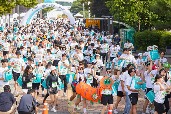 지난 9일 서울시 송파구 올림픽공원에서 열린 우아한형제들(배민)의 '2024 장보기오픈런'에서 참가자들이 달리고 있다. [사진=우아한형제들]