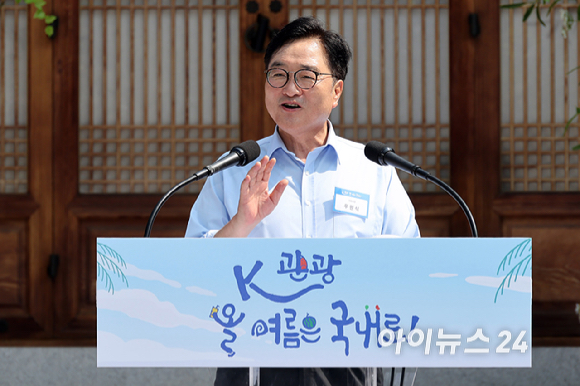 8일 서울 여의도 국회 사랑재에서 열린 K-바캉스 캠페인 "K-관광 올여름은 국내로 !"에 참석한 우원식 국회의장과 더불어민주당 김병기 당대표 직무대행 겸 원내대표, 국민의힘 송언석 비상대책위원장 겸 원내대표 등 참석자들이 구호를 외치고 있다. [사진=곽영래 기자]