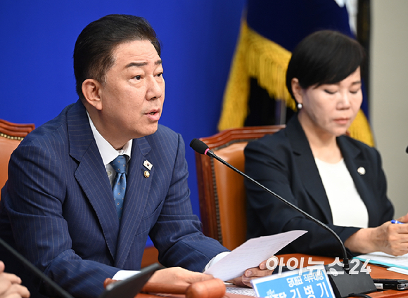  더불어민주당 김병기 당대표 직무대행 겸 원내대표가 30일 오전 서울 여의도 국회에서 열린 최고위원회의에서 발언하고 있다. [사진=곽영래 기자]
