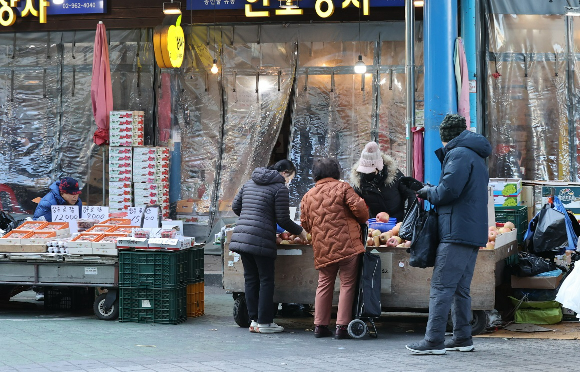 지난 1월10일 오후 서울 동대문구 청량리시장의 점포들이 비닐커튼을 치고 영업하고 있다. [사진=연합뉴스]