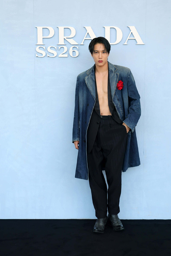 프라다 2026 봄-여름 남성복 패션쇼 참석한 엑소 카이 [사진=프라다 ]