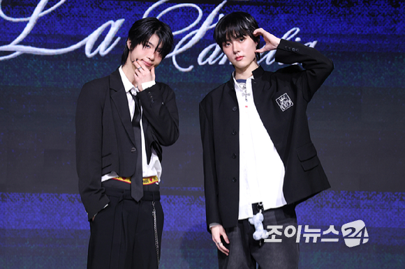 그룹 초코1(ChoCo1) 예찬, 태조가 24일 오후 서울 마포구 상암동 쇼킹케이팝센터에서 열린 초코엔터테인먼트 첫 패밀리 앨범 '초코 라 파밀리아(ChoCo La Familia)' 발매 기념 쇼케이스에 참석해 포즈를 취하고 있다. [사진=문수지 기자]