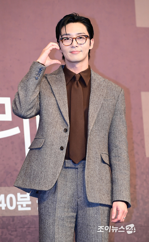 배우 박서준이 4일 오후 서울 구로구 더링크서울 트리뷰트포트폴리오 호텔에서 열린 JTBC 새 토일드라마 '경도를 기다리며' 제작발표회에 참석하고 있다. [사진=정소희 기자]