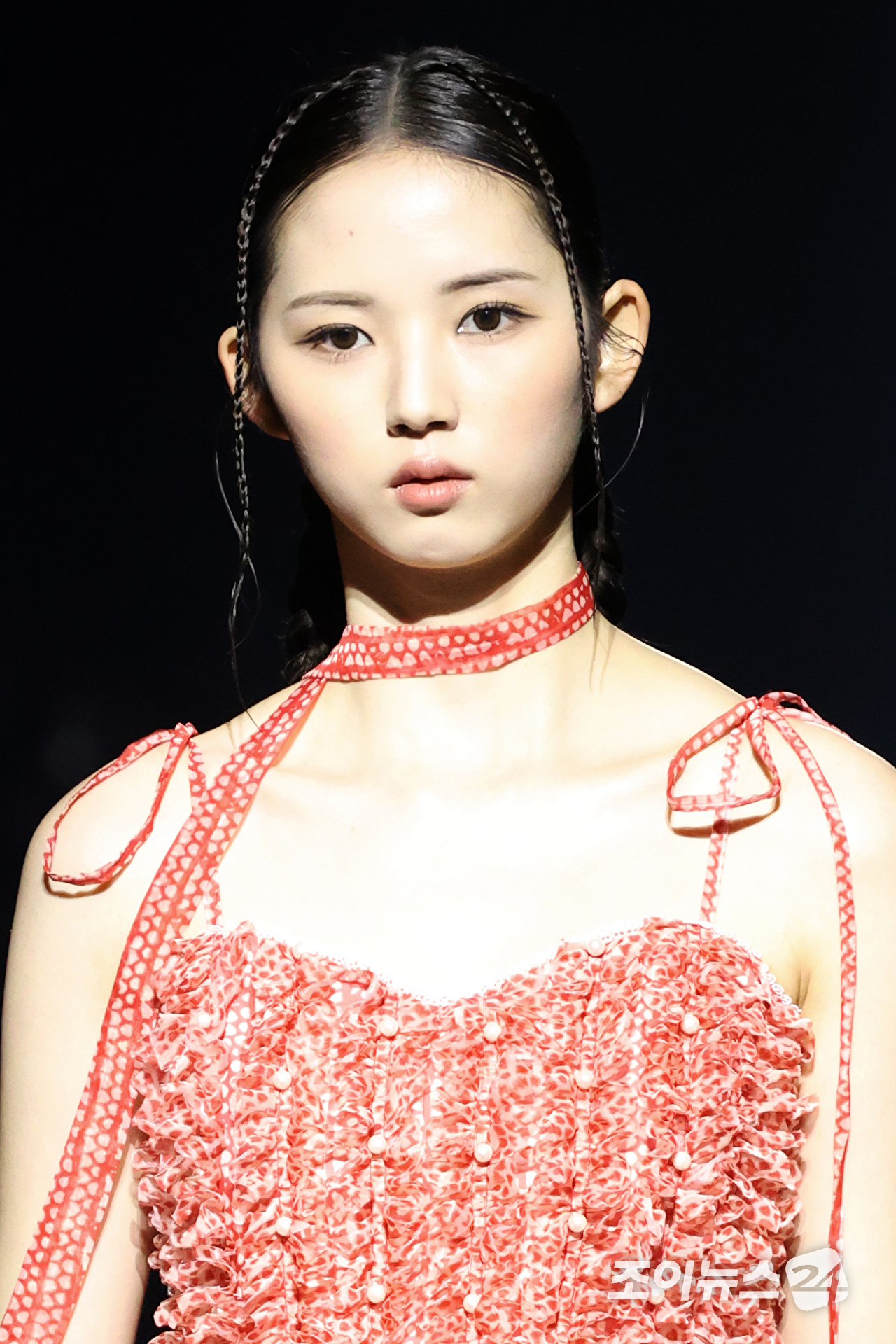 그룹 트리플에스 지우가 1일 오후 서울 중구 동대문디자인플라자에서 진행된 2027 S/S 서울패션위크 '두칸' 컬렉션에서 워킹을 하고 있다. [사진=문수지 기자]