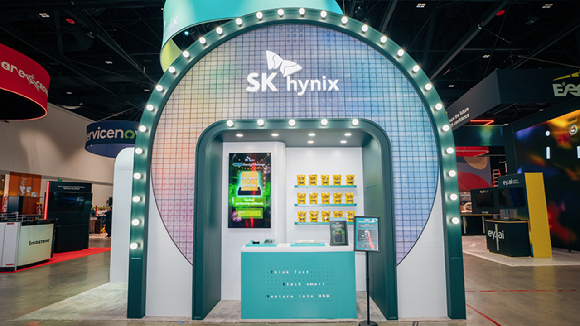 엔비디아의 &lsquo;DGX Spark&rsquo;와 SK하이닉스의 &lsquo;LPDDR5X'. 젠슨황이 서명한 제품. [사진=SK하이닉스]