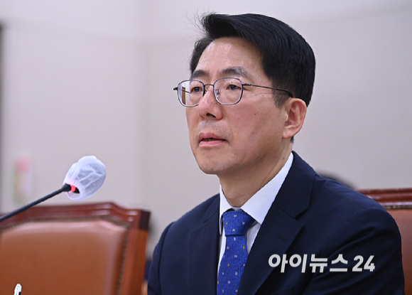 황종우 해양수산부 장관 후보자가 23일 국회 농림축산식품해양위원회에서 열린 인사청문회에서 질의에 답변하고 있다. [사진=곽영래 기자]