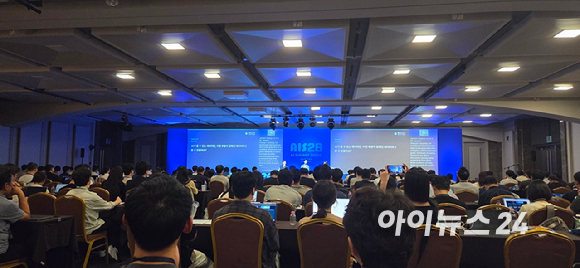 왼쪽부터 이승환 삼일PwC 부대표, 최용민 우리금융지주 AI전략센터장, 황윤희 LG전자 상무가 20일 서울 강남구 코엑스에서 열린 'AI 서밋 서울 & 엑스포'에서 기업 AX 데이터 전략에 대해 소개하고 있다. [사진=박지은 기자]