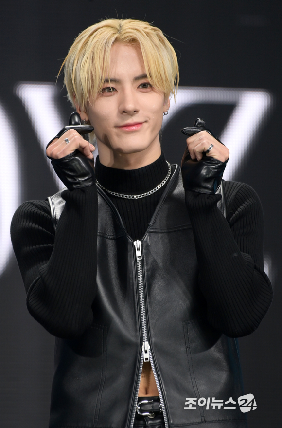 그룹 더보이즈 에릭이 20일 오후 서울 광진구 예스24라이브홀에서 진행된 더보이즈(THE BOYZ) 여덟 번째 미니앨범 '비 어웨이크(BE AWAKE)' 발매 기념 쇼케이스에 MC로 참석하고 있다. [사진=정소희 기자]