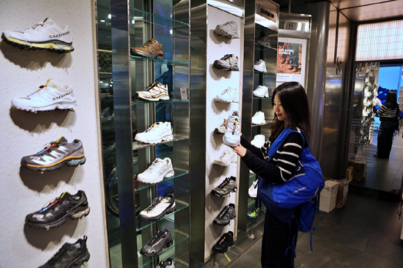 서울 중구 소공동 롯데백화점 본점 7층 스포츠 매장에서 모델이 러닝 상품을 둘러보고 있다. [사진=롯데백화점]