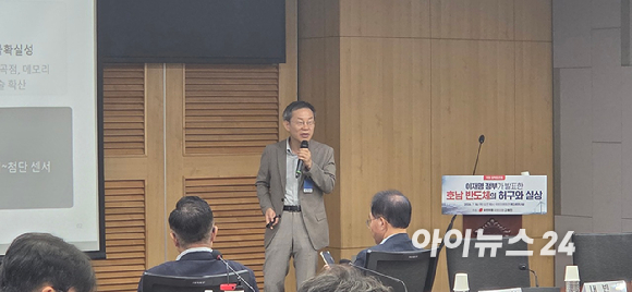고동진 국민의힘 의원(가운데)이 16일 국회 의원회관에서 열린 '이재명 정부가 발표한 호남 반도체의 허구와 실상-인(人)·수(水)·전(電) 관점에서 본 정책 실현 가능성' 토론회에서 토론을 진행하고 있다. 맨 왼쪽부터 국민의힘 조배숙, 주호영, 고동진, 윤재옥 의원. [사진=박지은 기자]