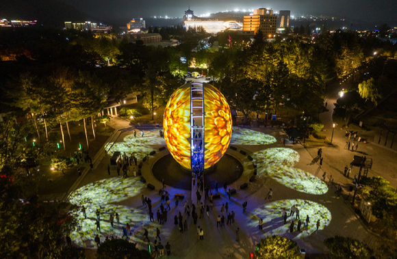 아시아태평양경제협력체(APEC) 정상회의 개최를 기념하는 멀티미디어쇼가 지난 18일 오후 경북 경주시 보문호 수상 공연장에서 열리고 있다. [사진=연합뉴스]