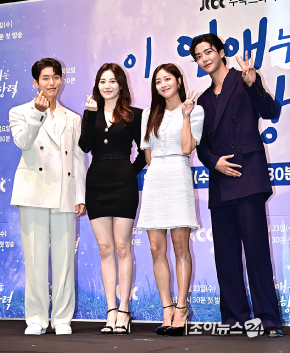 배우 하준, 유라, 조보아, 로운이 23일 오후 서울 구로구 신도림동 라마다서울신도림호텔에서 열린 JTBC 수목드라마 '이 연애는 불가항력' 제작발표회에서 포토타임을 갖고 있다. [사진=곽영래 기자]