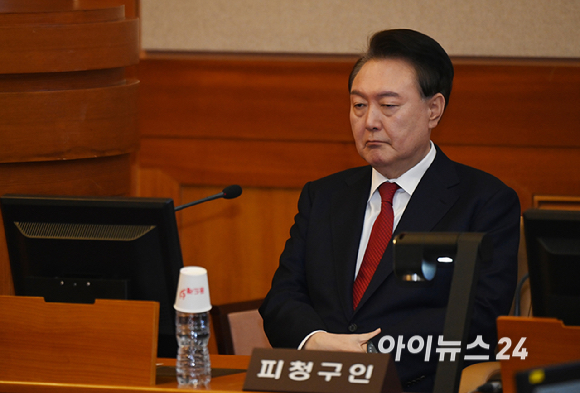 윤석열 대통령이 6일 서울 종로구 헌법재판소 대심판정에서 열린 탄핵 심판 6차 변론에 출석하고 있다. [사진=사진공동취재단]