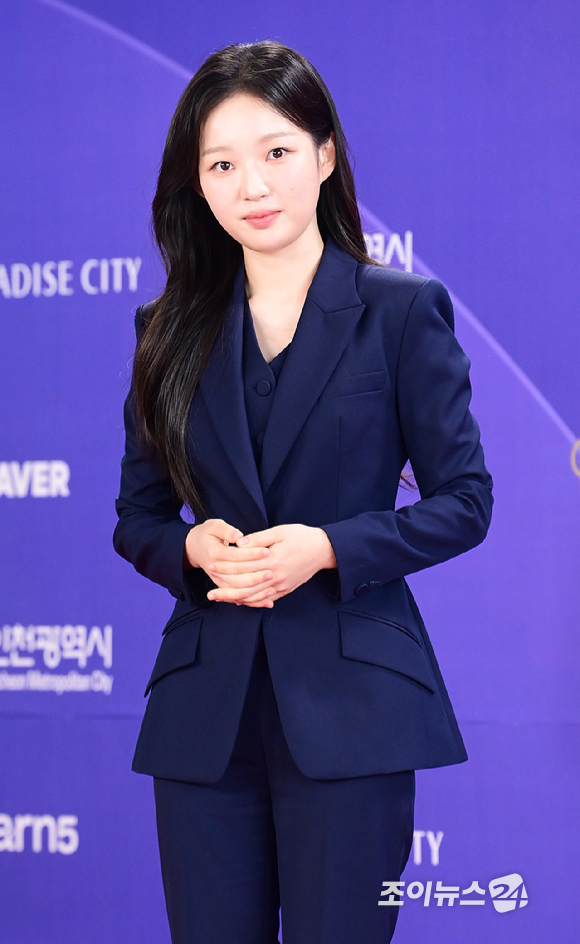 '흑백요리사2' 김시현 셰프가&nbsp;31일 오후&nbsp;인천시 영종구 운서동 파라다이스시티에서 열린&nbsp;제5회 청룡시리즈어워즈&nbsp;레드카펫 행사에 참석하고 있다. [사진=정소희 기자]