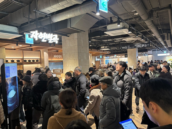 자연별곡 신모델 야탑점 오픈 첫 날&nbsp;고객 대기 모습. [사진=이랜드이츠]