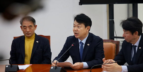 더불어민주당 전세사기대책특별위원회 위원장인 복기왕 의원이 27일 국토교통부&middot;법무부&middot;국무조정실&middot;기획예산처&middot;금융위원회 등 관계 부처가 참석한 가운데 열린 7차 회의를 주재하고 있다. [사진=의원실]