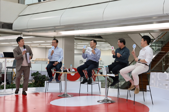 농심이 지난 16일 본사에서 타운홀 미팅을 실시했다. 오른쪽부터 신상열 농심 전무, 황청용 부사장, 이병학 대표이사, 조용철 부사장. [사진=농심]