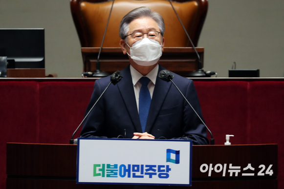 이재명 더불어민주당 대선 후보가 15일 오전 서울 여의도 국회 예결위회의장에서 열린 더불어민주당 의원총회에서 참석 의원들에게 발언을 하고 있다.