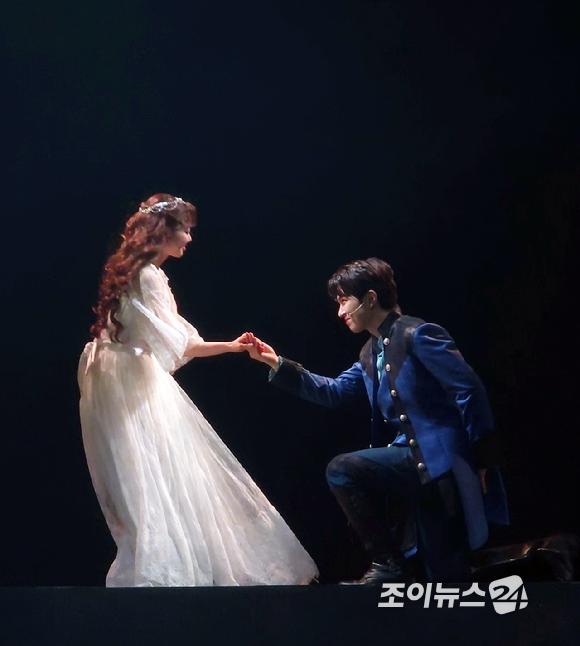 엔플라잉 유회승이 뮤지컬 '로미오와 줄리엣' 포스터 촬영 현장에서 포즈를 취하고 있다. [사진=FNC엔터테인먼트]