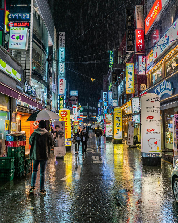 지난 24일 한 온라인 커뮤니티에 친오빠의 유흥업소 출입을 발견하고 이를 말할까 고민하는 여동생의 사연이 소개됐다. 기사와 무관한 사진. [사진=Pexels]