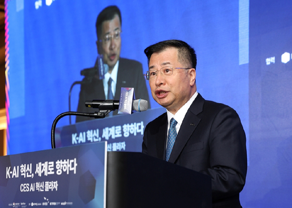 21일 서울 코엑스 아셈 볼룸에서 열린 &lsquo;CES AI 혁신 플라자&rsquo;에서 강경성 코트라 사장이 개회사를 하고 있다. [사진=산업통상부, 코트라]