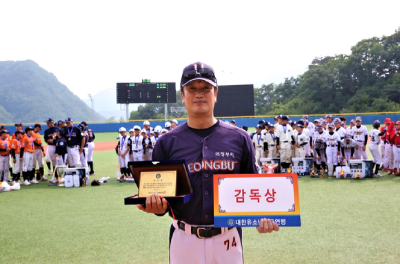 제2회 횡성군수배 전국유소년야구대회에서 경기 의정부시유소년야구단이 우승을 차지했다. 조남기 의정부유소년야구단 감독이 감독상을 받은 뒤 시상식에서 포즈를 취하고 있다. [사진=대한유소년야구연맹]