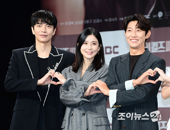 배우 이민기-이보영-강기영이 31일 오전 서울 마포구 상암동 MBC에서 열린 MBC 새 금토드라마 '메리 킬즈 피플' 제작발표회에 참석하고 있다. [사진=정소희 기자]
