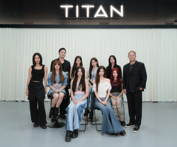 타이탄콘텐츠 한세민 의장과 강정아 최고 경영자, 리아킴 퍼포먼스 책임자 CPO, 이겸 최고 비주얼 책임자 등이 사진 촬영을 하고 있다. [사진=타이탄 콘텐츠 ]