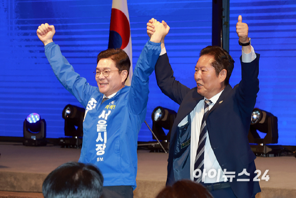 더불어민주당 상임총괄선대위원장인 정청래 대표가 11일 서울 영등포구 여의도 중소기업중앙회 KBIZ홀에서 열린 서울 공천자대회에 참석해 인사말을 마친 뒤 민주당 정원오 서울시장 후보 손을 잡고 있다. [사진=국회사진기자단]