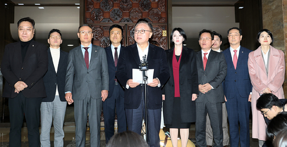 친한계로 분류되는 국민의힘 의원들이 29일 국회 로텐더홀 앞에서 의원총회를 앞두고 한동훈 전 대표 제명을 주도한 장동혁 대표 체제 지도부의 즉각 사퇴를 요구하는 집단 성명을 발표하고 있다.이날 입장문에는 김성원(3선), 김형동&middot;서범수&middot;박정하&middot;배현진(이상 재선), 고동진&middot;박정훈&middot;우재준&middot;정성국&middot;정연욱&middot;김건&middot;김예지&middot;안상훈&middot;유용원&middot;진종오&middot;한지아(이상 초선) 의원이 이름을 올렸다. 2026.1.29 [사진=연합뉴스]