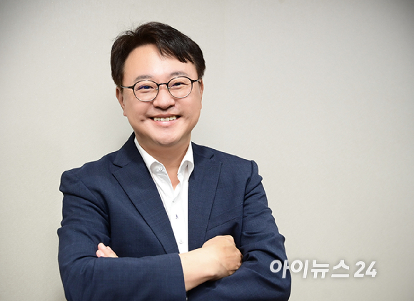 홍상진 명지대학교 반도체공학부 교수(반도체특성화대학사업단장)가 지난 6월 30일 경기도 용인시 명지대학교 자연캠퍼스에서 아이뉴스24와 인터뷰를 앞두고 포즈를 취하고 있다. [사진=정소희 기자]