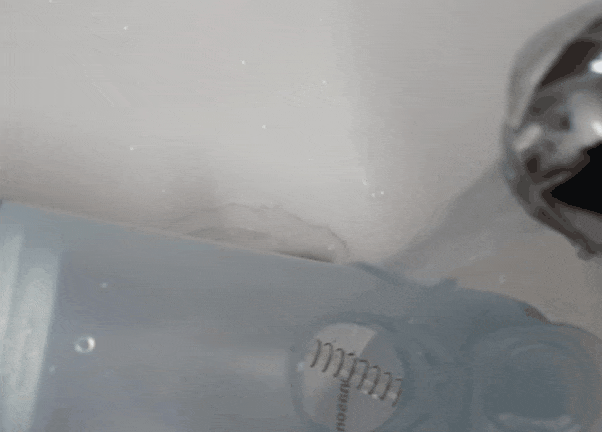파나소닉 구강세정기 'EW-DJ11'에 물을 채워 넣는 모습. [사진=장유미 기자]