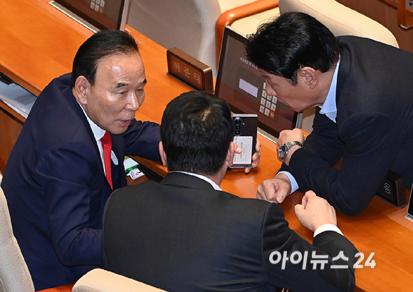 박덕흠 국민의힘 의원이 3일 서울 여의도 국회 본회의에서 동료 의원들과 대화를 나누고 있다. [사진=곽영래 기자]