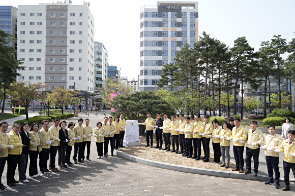 10일 성남시청 앞 잔디광장에서 신상진 성남시장과 시민 100여명이 참석한 가운데 시 승격 50주년 기념식수 행사를 진행하고 있다. [사진=성남시]