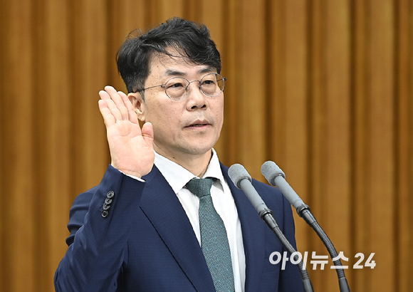 김성수 대법관 후보자가 14일 여의도 국회에서 열린 제439회 국회(정기회) 대법관(김성수) 임명동의에 관한 인사청문특별위원회에서 선서하고 있다. [사진=곽영래 기자]