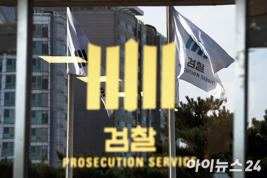 일면식 없는 20대 여성을 따라가 성폭행을 저지르려다 상해를 입히고, 말리던 남자친구를 흉기로 여러 차례 찌른 20대 배달 기사에 대해 검찰이 징역 30년을 구형했다. 본 기사와 무관한 이미지. [사진=아이뉴스24 포토DB]