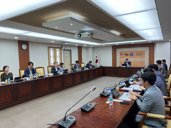 경기 안양시는 16일 시청 전자회의실에서 물 순환 기본 계획 수립을 위한 연구 용역 착수 보고회를 열고 세부 계획을 논의하고 있다. [사진=안양시]