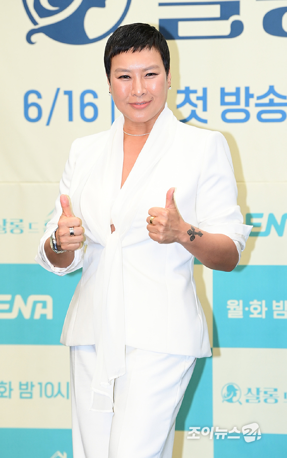 배우 정영주가 16일 오후 서울 마포구 상암동 스탠포드호텔에서 열린 ENA 월화드라마 '살롱 드 홈즈' 제작발표회에 참석하고 있다. [사진=정소희 기자]