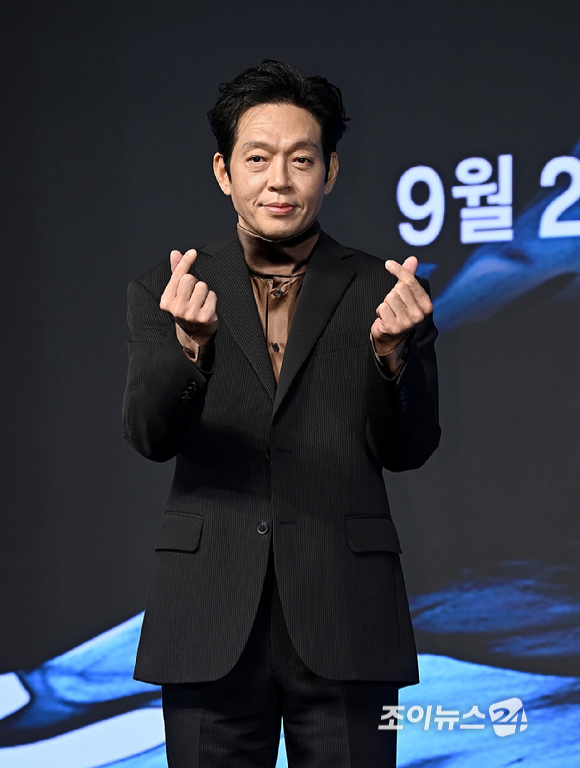 배우 박지환이 23일 서울 논현동 엘리에나 호텔에서 진행된 디즈니+ 오리지널 시리즈 '탁류' 제작발표회에서 포토타임을 갖고 있다. [사진=곽영래 기자]