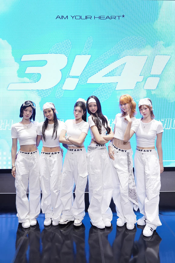 앳하트가 19일 오후 서울 마포구 양화로 라이즈오토그래프컬렉션에서 진행된 싱글 '3!4!' 발매 기념 쇼케이스에서 포토타임을 갖고 있다. [사진=타이탄콘텐츠]
