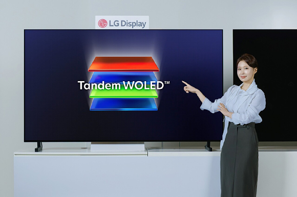 LG디스플레이의 '33인치 슬라이더블 OLED'. [사진=LG디스플레이]