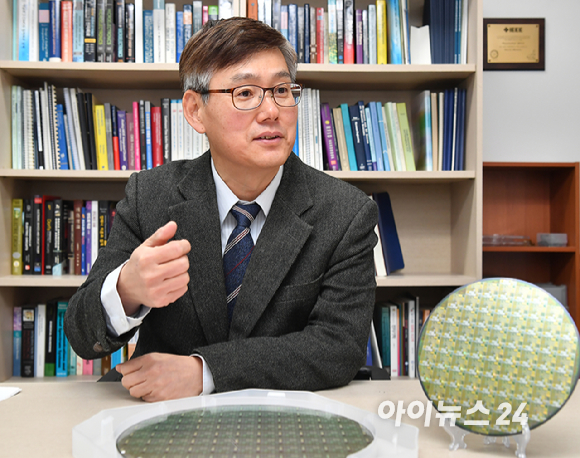 신현철 반도체공학회장(광운대 반도체시스템공학부 교수)이 17일 서울 노원구 광운대 비마관에서 아이뉴스24와 인터뷰를 하고 있다. [사진=곽영래 기자]