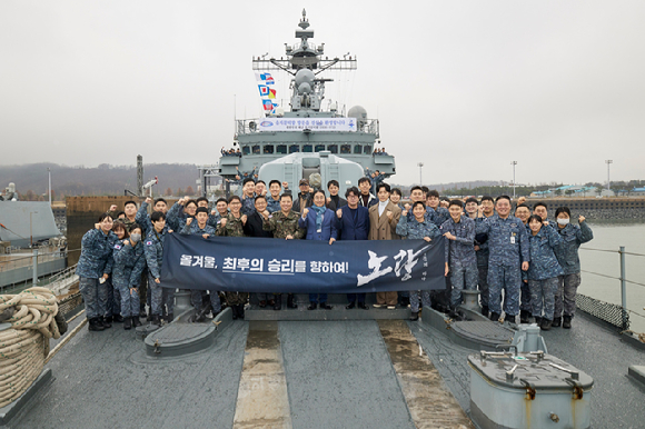 15일 해군2함대사령부 충무관에서 영화 '노량: 죽음의 바다'를 상영, 해군 장병과 영화 출연진이 함께 기념 사진촬영을 하고 있다. [사진=에이스메이커무비웍스/롯데엔터테인먼트]