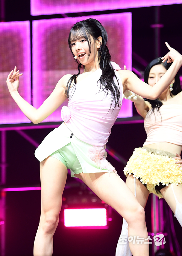 그룹 키스오브라이프 나띠가 6일 오후 서울 용산구 블루스퀘어에서 열린 키스오브라이프(KISS OF LIFE)새 싱글 앨범 'Who is she' 발매 기념 쇼케이스에 참석해 수록곡 'Don&lsquo;t Mind Me' 무대를 선보이고 있다. [사진=정소희 기자]