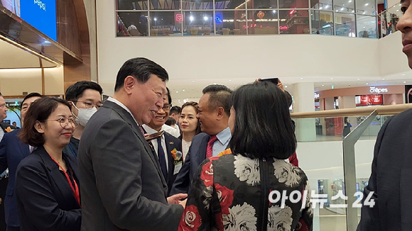 신동빈 롯데그룹 회장이 베트남 인사들과 쇼핑몰을 둘러보며 웃고 있다. [사진=구서윤 기자]