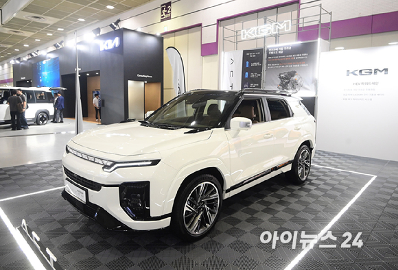 'EV 트렌드 코리아 2026'이 25일 서울 강남구 코엑스에서 열렸다. KG모빌리티(KGM) 부스에 무쏘 EV, 토레스 EVX, 액티언 하이브리드 등 친환경 전동화 모델 3종이 전시되고 있다. [사진=정소희 기자]